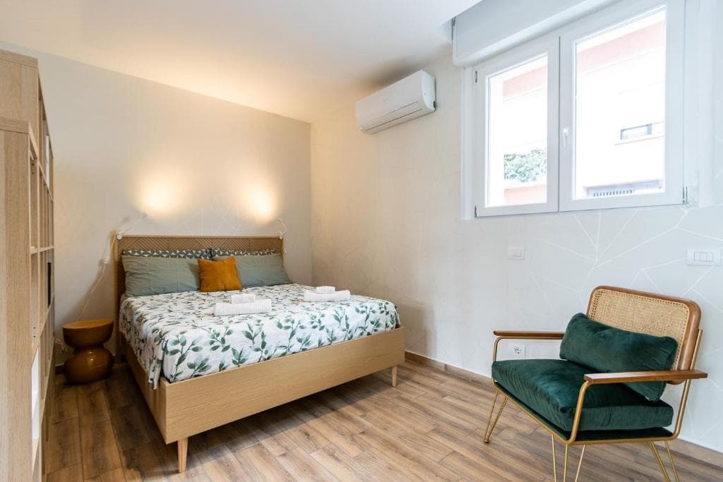 Camera da letto pronta ad accogliere ospiti di un affitto breve