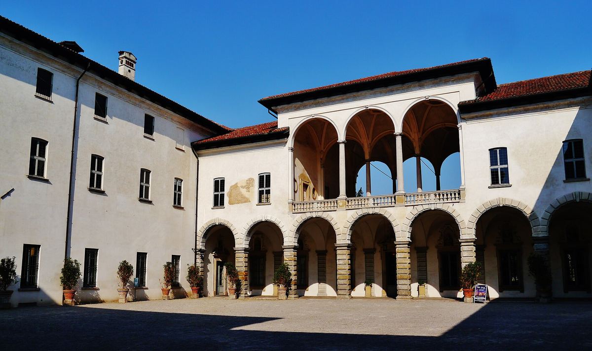 Il cortile con la loggia di Palazzo Arese Borromeo a Cesano Maderno
