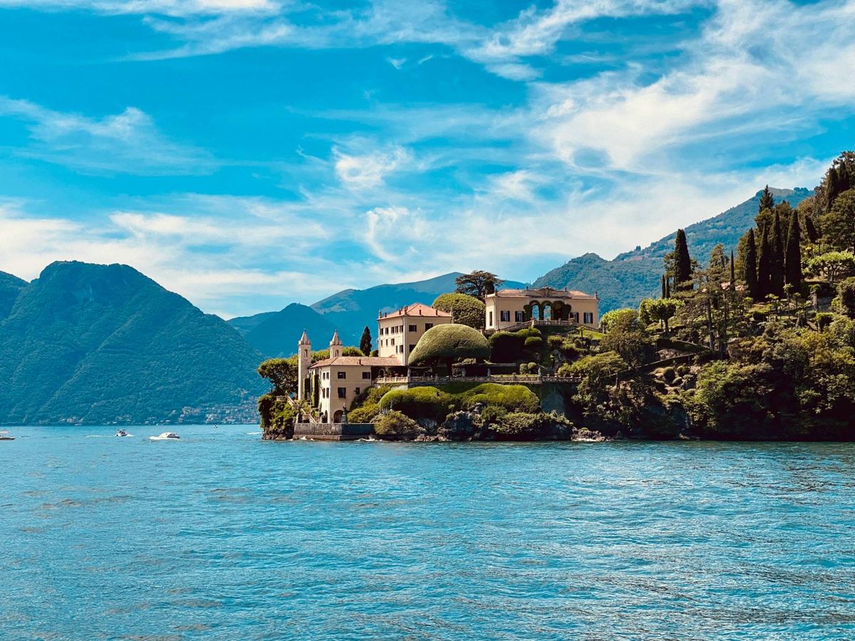 Villa del Balbianello affacciata sul Lago di Como, tra monti e cipressi
