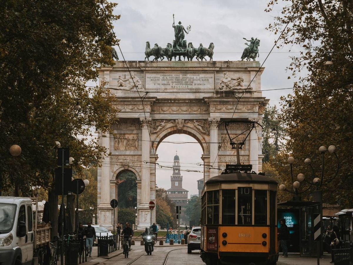 L'Arco della Pace a Milano, con il Castello Sforzesco sullo sfondo e un tram storico