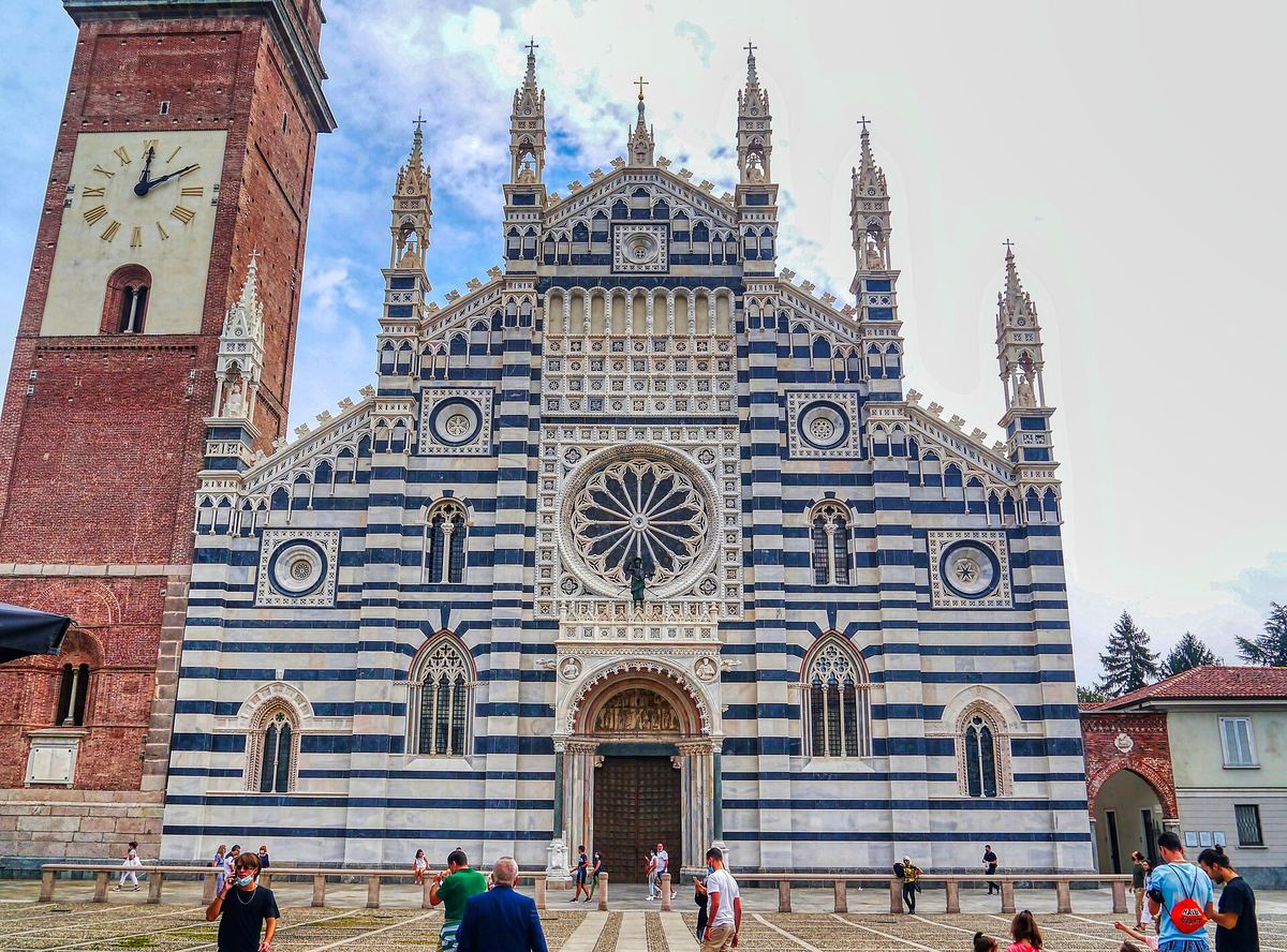 La facciata del Duomo di Monza con il campanile