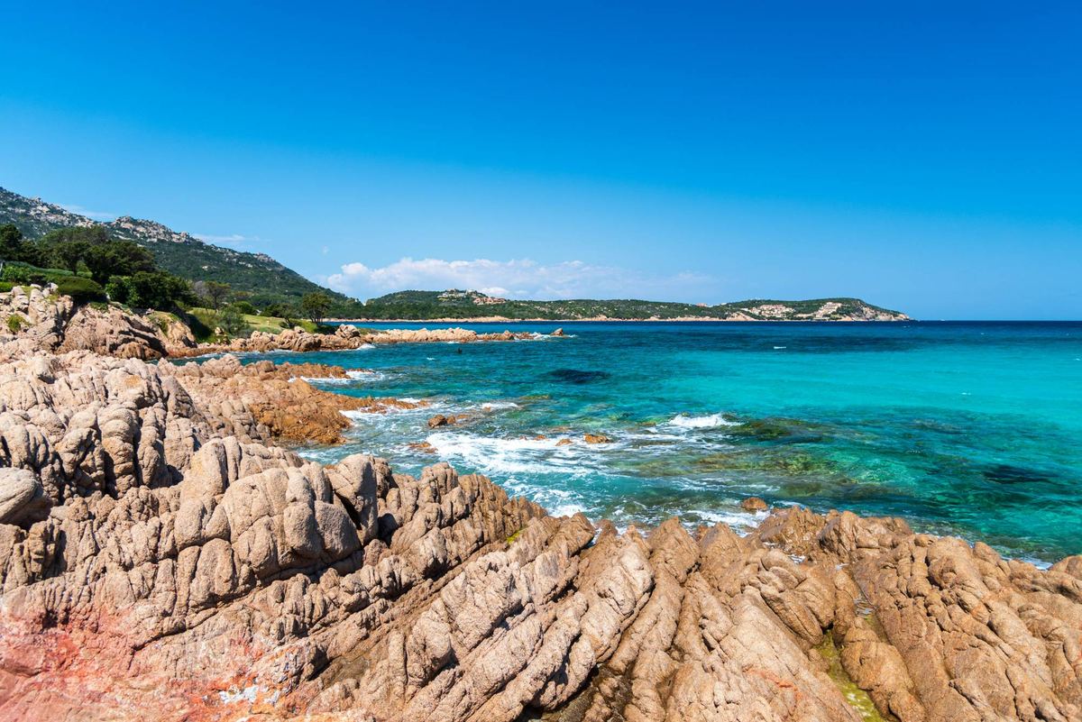 Scogli di granito e mare turchese sulla costa della Costa Smeralda